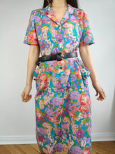 Lade das Bild in den Galerie-Viewer, Das blau-rosa Kleid mit Blumenmuster | Sommer-Midikleid mit gerader Passform und Vintage-Blumendruck S
