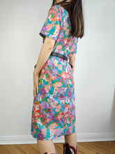 Lade das Bild in den Galerie-Viewer, Das blau-rosa Kleid mit Blumenmuster | Sommer-Midikleid mit gerader Passform und Vintage-Blumendruck S
