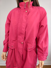 Lade das Bild in den Galerie-Viewer, Der pinkfarbene Frühlings-Parka-Mantel | Vintage übergroße mittellange Sommer-Magenta-Jacke SM
