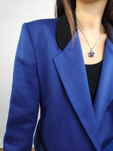 Lade das Bild in den Galerie-Viewer, Die Electric Blue Blazer-Jacke | Vintage 80er Max Dine Jacke mit schwarzem Kragen, hergestellt in Italien M
