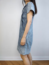 Lade das Bild in den Galerie-Viewer, Das Mini-Jeanskleid in Acid-Waschung | Vintage 90er Jahre Blue Jeans Diamanten Frühling Sommer Mini Latzhose Kleid S
