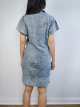 Lade das Bild in den Galerie-Viewer, Das Mini-Jeanskleid in Acid-Waschung | Vintage 90er Jahre Blue Jeans Diamanten Frühling Sommer Mini Latzhose Kleid S
