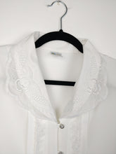 Lade das Bild in den Galerie-Viewer, Die weiße Königin | Vintage-Bluse mit Spitzenkragen und transparenten Ärmeln, Gr. ML
