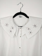 Lade das Bild in den Galerie-Viewer, Der weiße Stern | Vintage-Hemdbluse mit Stickereikragen und Ballonärmeln ML
