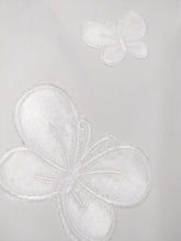 Lade das Bild in den Galerie-Viewer, Der weiße Schmetterling | Vintage-Hemdbluse aus Baumwolle mit Stickerei, einfarbig, M
