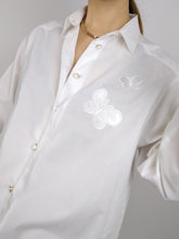 Lade das Bild in den Galerie-Viewer, Der weiße Schmetterling | Vintage-Hemdbluse aus Baumwolle mit Stickerei, einfarbig, M

