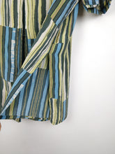 Lade das Bild in den Galerie-Viewer, Der Seidenstreifen | Vintage Seide abstraktes Muster grün blau grau Kurzarmbluse L
