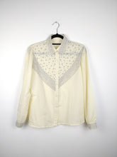 Lade das Bild in den Galerie-Viewer, Das cremig-blumige | Vintage weiße Bluse mit cremefarbenem Muster ML
