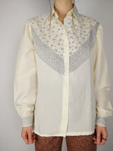 Lade das Bild in den Galerie-Viewer, Das cremig-blumige | Vintage weiße Bluse mit cremefarbenem Muster ML
