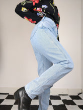 Lade das Bild in den Galerie-Viewer, Die Sisley Jeans 2 | Vintage Sisley Mom-Jeans aus hellblauem Denim mit hoher Taille, XS-S
