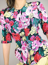 Lade das Bild in den Galerie-Viewer, Der Botanische Garten | Vintage florales Blumenmuster rot rosa gelb kurzärmelige Crinkle-Bluse Yessica XS-S
