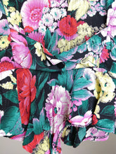 Lade das Bild in den Galerie-Viewer, Der Botanische Garten | Vintage florales Blumenmuster rot rosa gelb kurzärmelige Crinkle-Bluse Yessica XS-S
