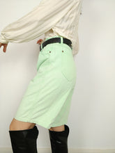 Lade das Bild in den Galerie-Viewer, Die Marc Cain Green Jeans Jorts Shorts | Vintage Designer pastellgrüne Jeans kurze Hose 4 S
