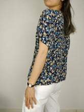 Load image into Gallery viewer, The Heart Breaker | Vintage crazy pattern hearts blue yellow short sleeve shirt blouse M
