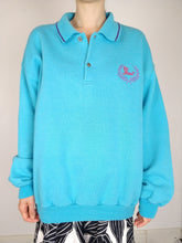 Lade das Bild in den Galerie-Viewer, Das Sky Sweatshirt | Vintage Polokragen leuchtend blau Sweatshirt Stickerei erster Pullover Pullover ML
