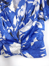 Lade das Bild in den Galerie-Viewer, Das blaue Blumen | Vintage Blumenmuster weiß blau Kurzarm Hemdbluse glänzender Satin SM
