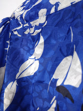 Lade das Bild in den Galerie-Viewer, Das blaue Blumen | Vintage Blumenmuster weiß blau Kurzarm Hemdbluse glänzender Satin SM
