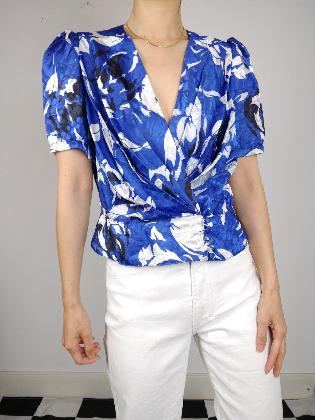 The Blue Floral | Vintage floral pattern white blue short sleeve shirt blouse shiny satin S-M
