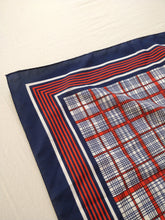 Lade das Bild in den Galerie-Viewer, Der karierte Schal | Vintage blau rot weiß kariertes Muster glänzender Schal klein quadratisch
