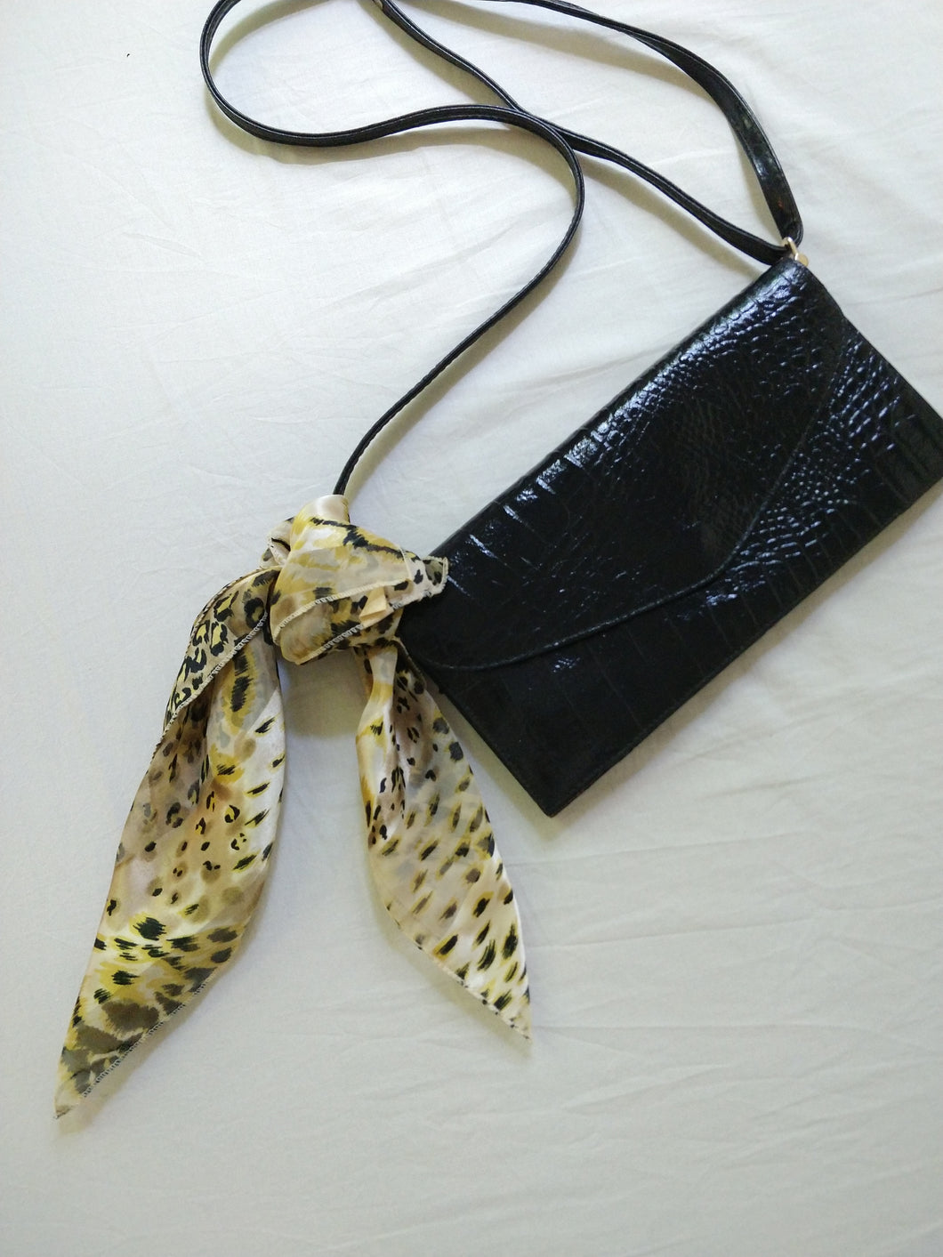 Der Leopardenschal | Vintage-Schal mit Animal-Print-Muster, goldgelb, glänzend, durchsichtig, klein, quadratisch