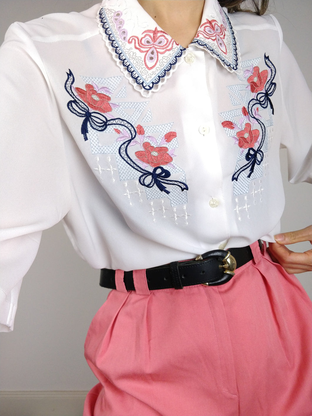 The Embroidery Blouse | Vintage white pink floral embroidery short sleeve blouse M-L