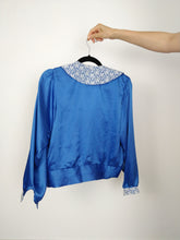 Load image into Gallery viewer, The Satin Blue | Vintage blue white embroidery collar blouse shiny satin M
