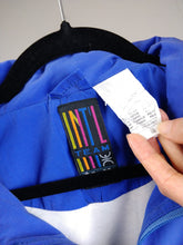 Lade das Bild in den Galerie-Viewer, Das Blaue Lotto | Vintage 90er Jahre Lotto blau lila Stickerei Sport Track Shell Jacke Muster M

