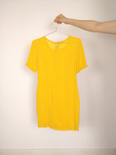 Lade das Bild in den Galerie-Viewer, Das gelbe Polka-Kleid | Vintage gelbes, figurbetontes Kleid mit Polka Dots und glänzendem Muster XS-S
