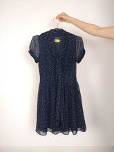Lade das Bild in den Galerie-Viewer, Die süße Marine | Preloved marineblaues Kleid mit abstraktem Muster und Mini-Krawattenkragen XS
