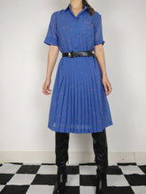 Load image into Gallery viewer, The Cornflower Blue Dress | Vintage blue pattern print midi pleated dress short sleeves M
