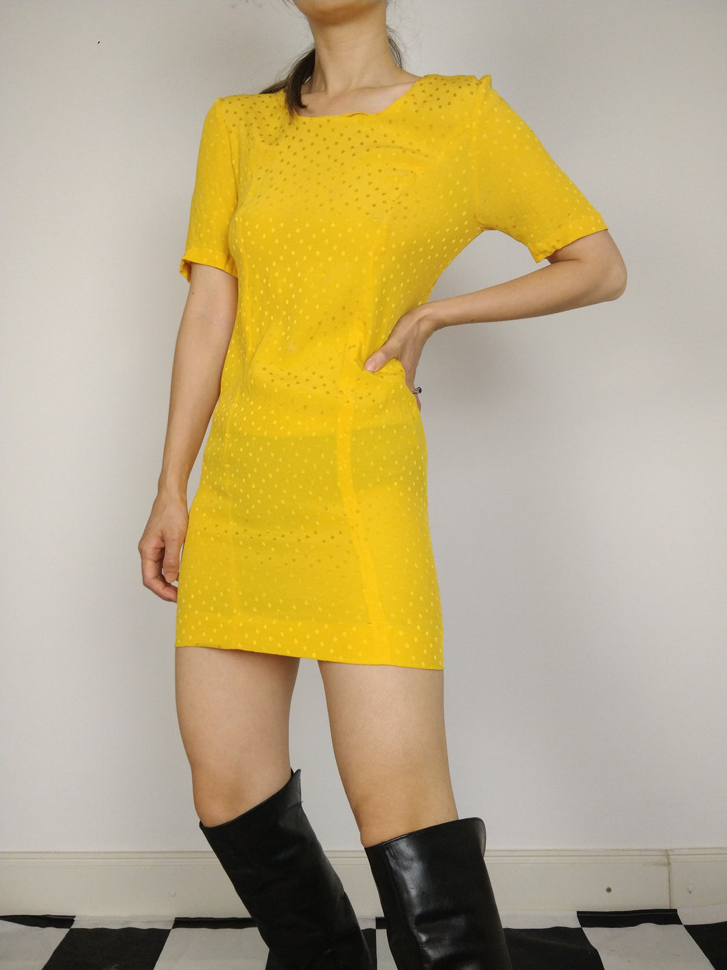 Das gelbe Polka-Kleid | Vintage gelbes, figurbetontes Kleid mit Polka Dots und glänzendem Muster XS-S