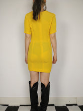 Lade das Bild in den Galerie-Viewer, Das gelbe Polka-Kleid | Vintage gelbes, figurbetontes Kleid mit Polka Dots und glänzendem Muster XS-S
