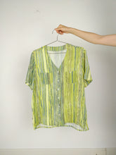 Lade das Bild in den Galerie-Viewer, Die grüne Kiwi | Vintage-Bluse mit Streifenmuster, grün, kurzärmelig, M
