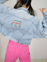 Lade das Bild in den Galerie-Viewer, Der wilde Denim | Vintage 90er Jahre kurze hellblaue rosa Stickerei Wild Clothing Jeansjacke SM
