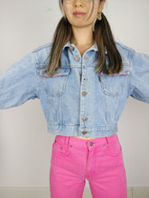 Lade das Bild in den Galerie-Viewer, Der wilde Denim | Vintage 90er Jahre kurze hellblaue rosa Stickerei Wild Clothing Jeansjacke SM
