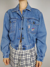 Lade das Bild in den Galerie-Viewer, Der Blossom Denim | Vintage blaue, kurze Jeansjacke mit Blumenstickerei S
