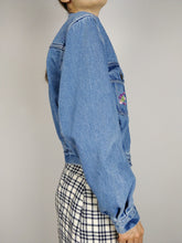 Lade das Bild in den Galerie-Viewer, Der Blossom Denim | Vintage blaue, kurze Jeansjacke mit Blumenstickerei S
