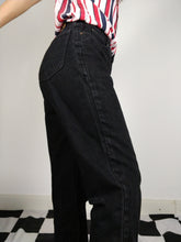 Lade das Bild in den Galerie-Viewer, Die schwarzen Lee-Jeans | Vintage Lee Jeans Oklahoma Mom-Jeans aus schwarzem Denim mit hoher Taille, Größe M 32-33
