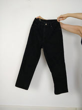 Lade das Bild in den Galerie-Viewer, Die schwarzen Lee-Jeans | Vintage Lee Jeans Oklahoma Mom-Jeans aus schwarzem Denim mit hoher Taille, Größe M 32-33
