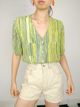 Lade das Bild in den Galerie-Viewer, Die grüne Kiwi | Vintage-Bluse mit Streifenmuster, grün, kurzärmelig, M
