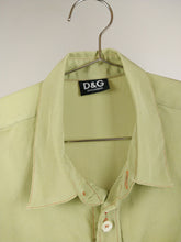 Lade das Bild in den Galerie-Viewer, Das D&amp;G-Shirt | Vintage Designer Dolce &amp; Gabbana khakigrüne, kurzärmelige, schlichte Bluse S
