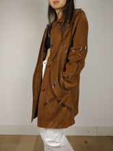Lade das Bild in den Galerie-Viewer, Die Wildlederlinien | Vintage echte Wildlederjacke, Mantel mit glänzendem Linienmuster, braun, Größe S
