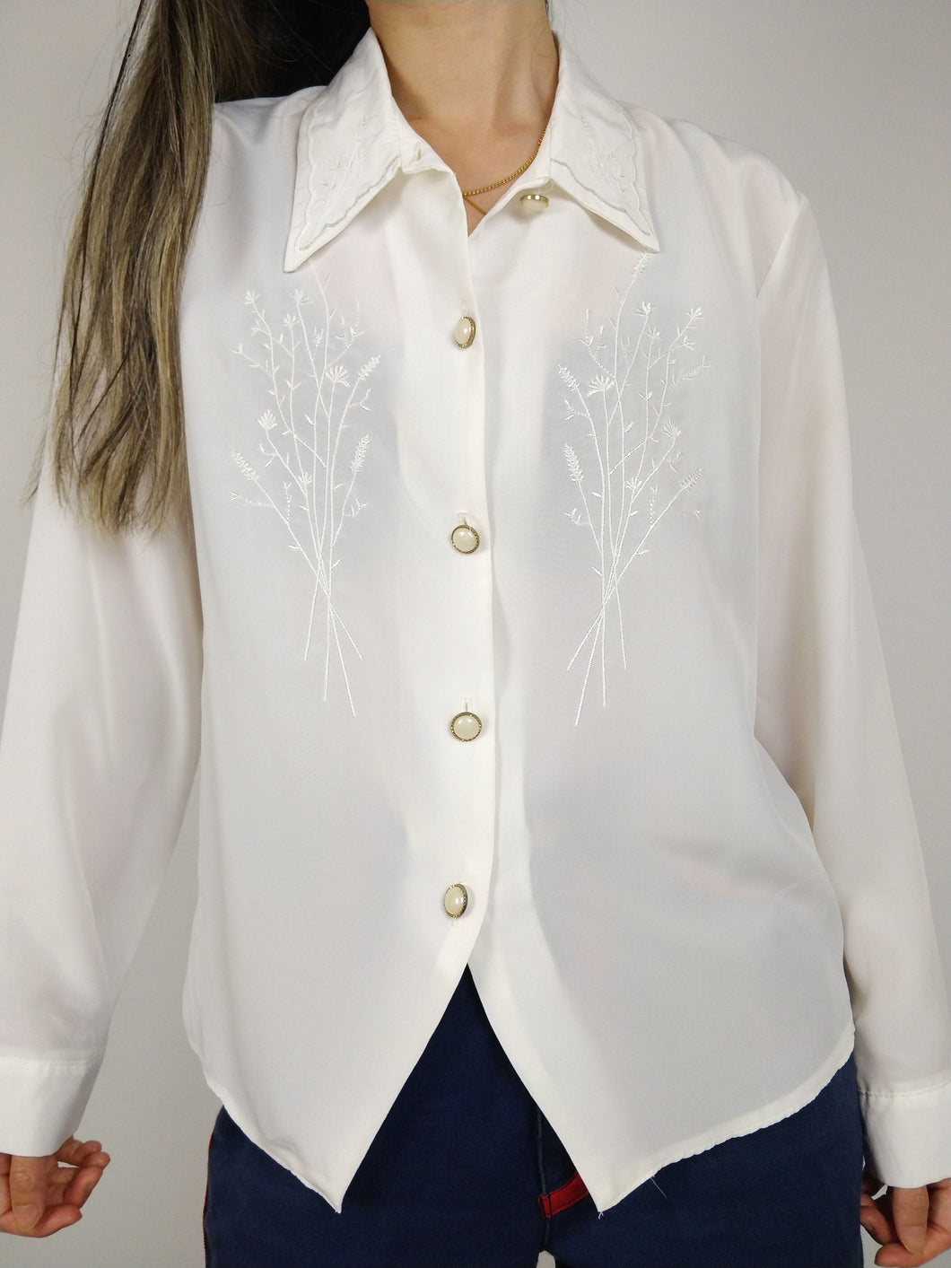Die weiße Narzisse | Weiße Vintage-Bluse, Statement-Kragen, Brustblume, Blumenstickerei, romantisch, feminin, S